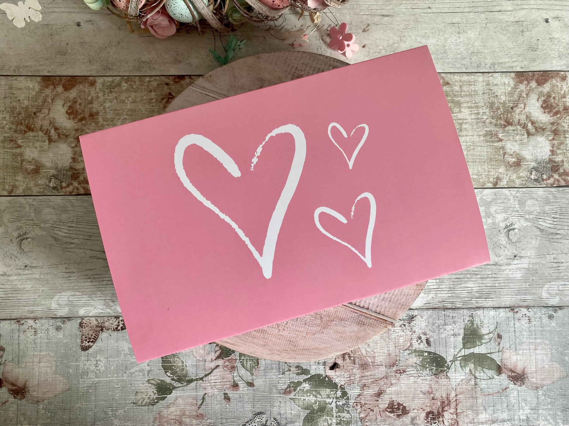 Pink gift box lid with hand-drawn white hearts – unique personalised gift packaging for handmade presents and thoughtful gifts