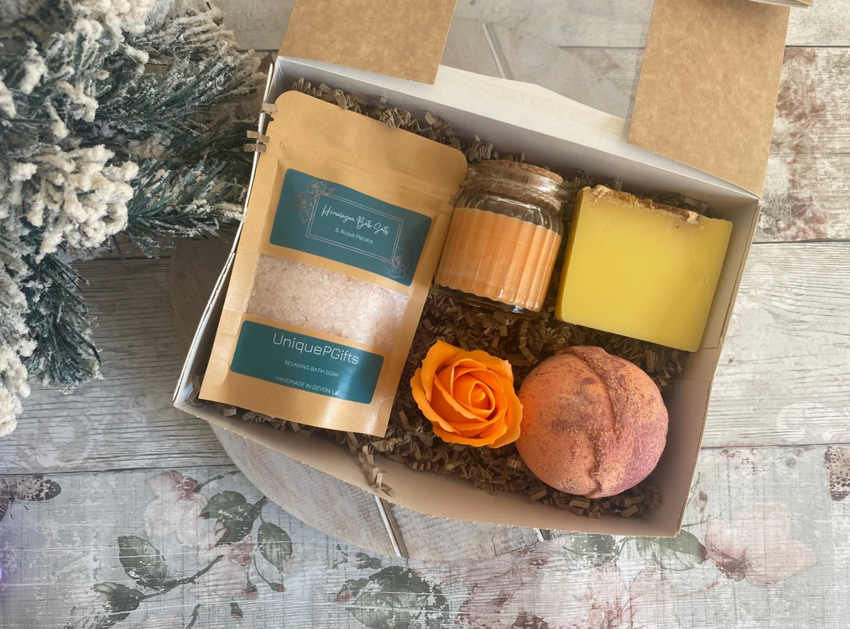 This Chocolate Orange spa gift box is a festive Christmas pamper hamper for her, filled with warm, comforting bath and self-care treats for a cosy evening at home.
Featuring a Chocolate and Orange bath bomb and Orange soap, it makes a thoughtful Christmas gift for a mum, wife, girlfriend, sister, friend or colleague.