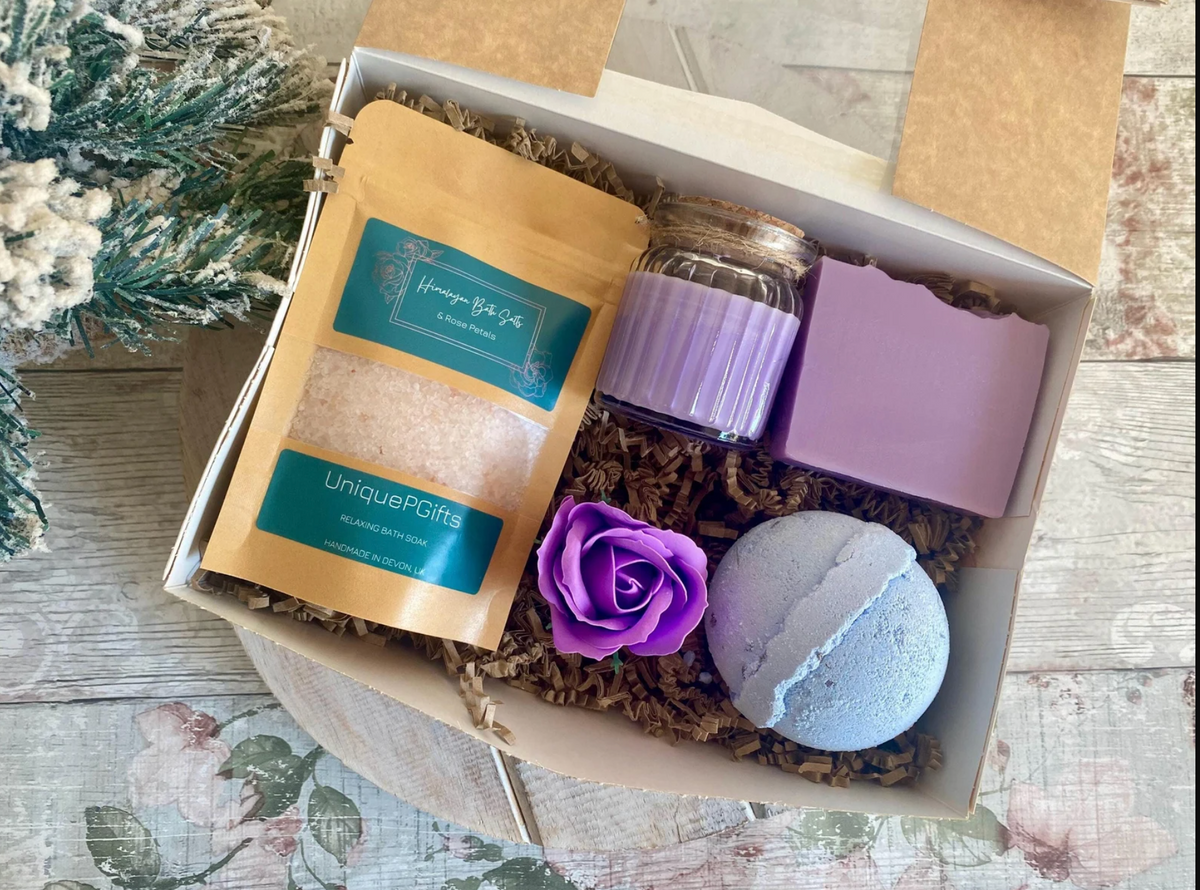 This Lavender spa gift box is a relaxing pamper hamper filled with bath, candle and self-care treats for a peaceful evening at home.
Featuring a lavender bath bomb, Himalayan bath salts and a lavender soy candle, it makes a thoughtful relaxation gift for a mum, sister, wife, girlfriend or friend.