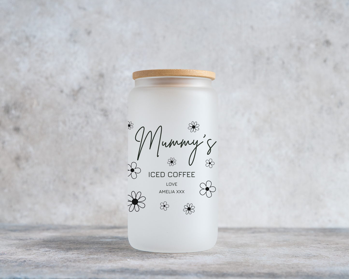 Personalised iced coffee glass for Mum – frosted glass can with flower doodles and bamboo lid – custom Mother's Day gift from child – Mummy’s iced coffee glass cup with name