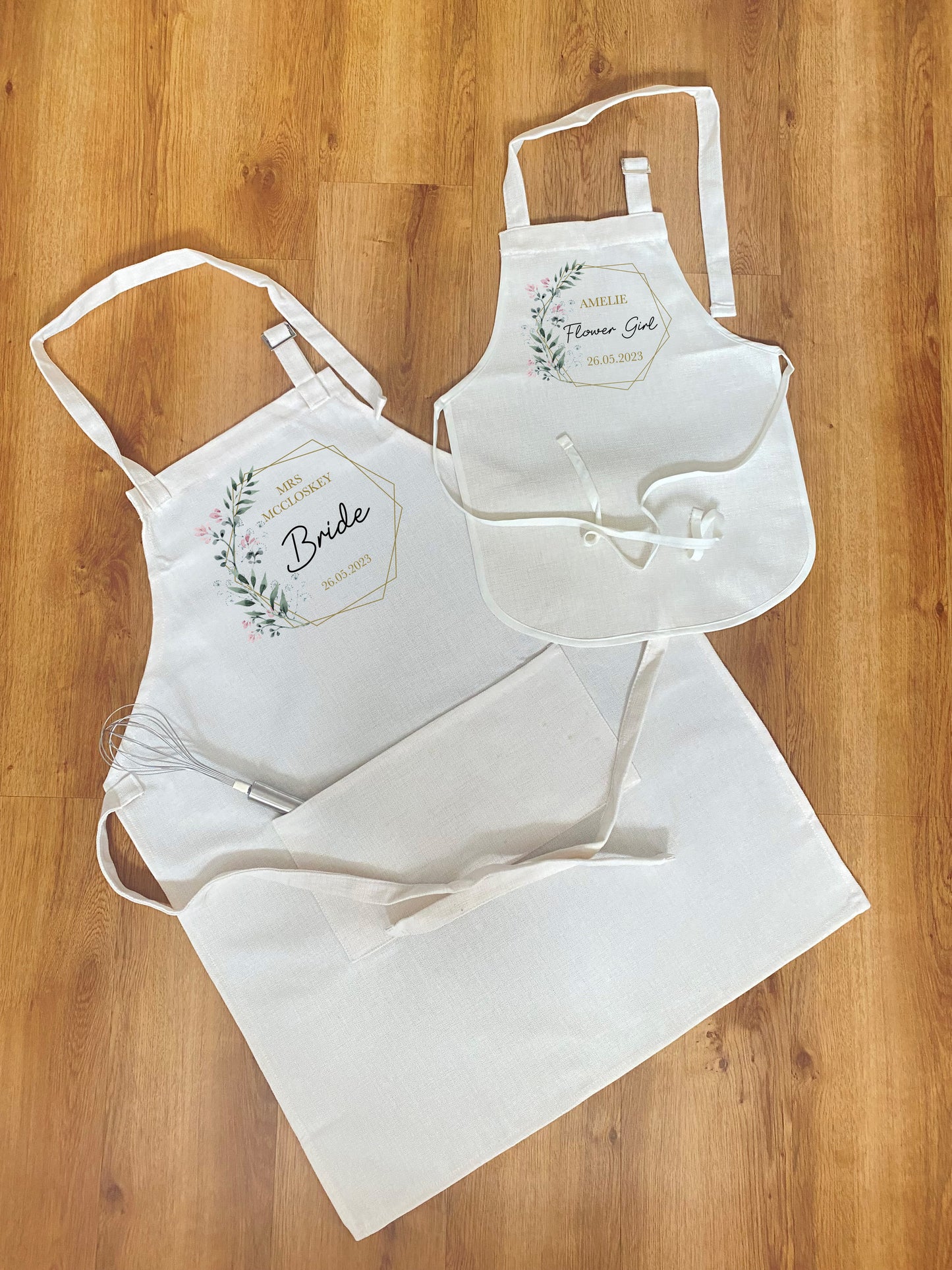 Personalised bride and flower girl apron set with floral design and names, ideal wedding morning gift – custom bridal and child’s apron with wedding date, white cotton with elegant print.